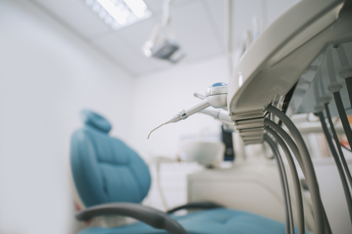 fotel stomatologiczny z narzędziami stomatologicznymi